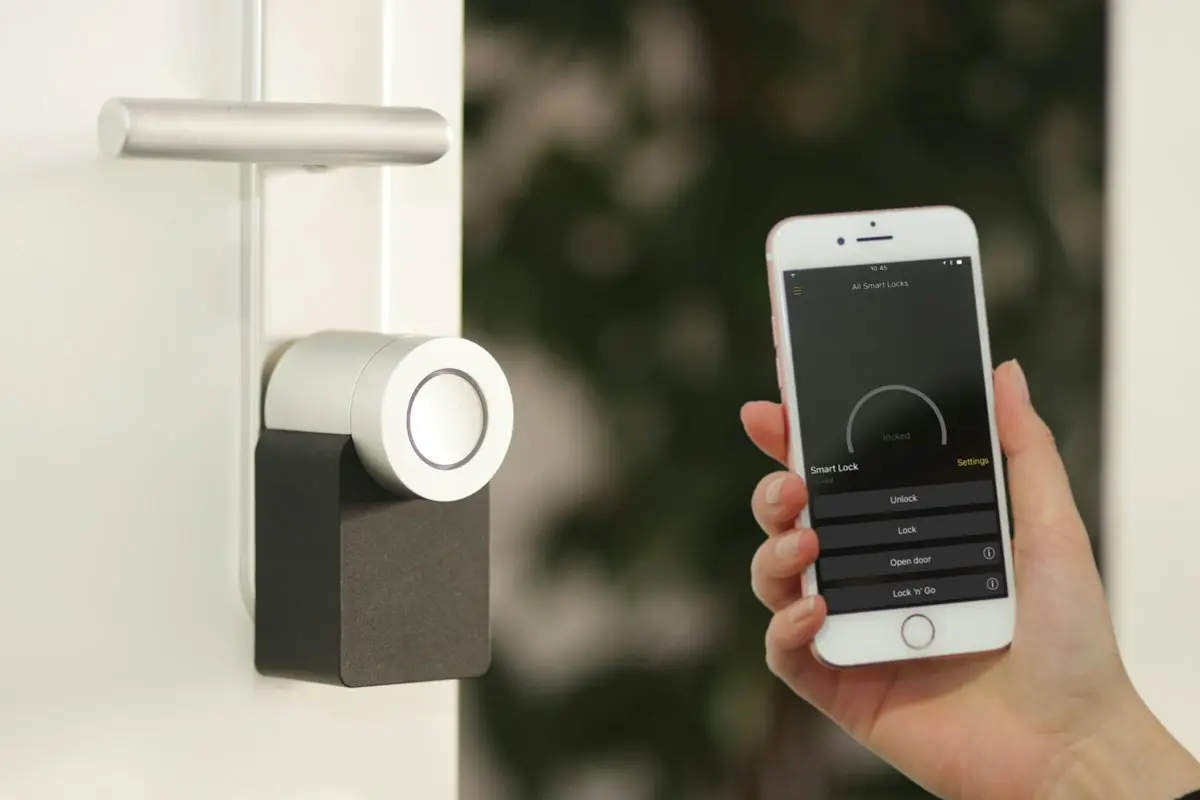 Smart lock controlled from a smartphone
